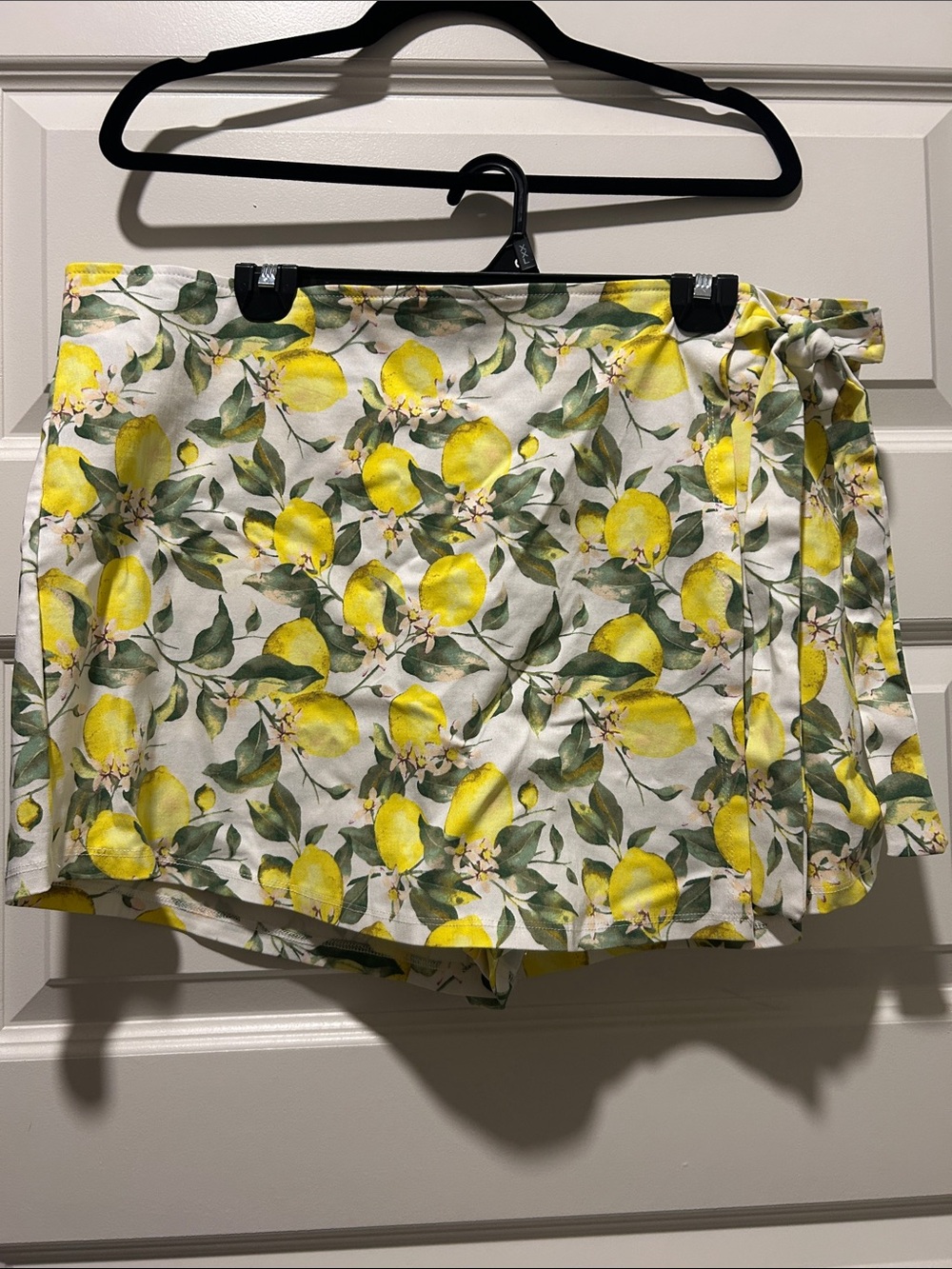 ARULA Lemon-Print Wrap Mini Skort in Yellow and Green